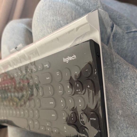 Logitech Wireless Keyboard in Black - Picture 4 of 11